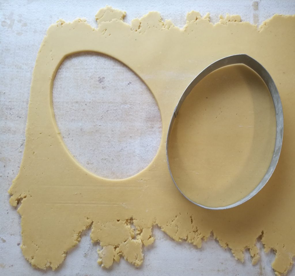 lo stampo dell'uovo di pasta frolla