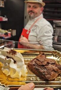 Sfornata a vista di biscotti al cioccolato caldo nella bottega Fratelli Lunardi a Firenze